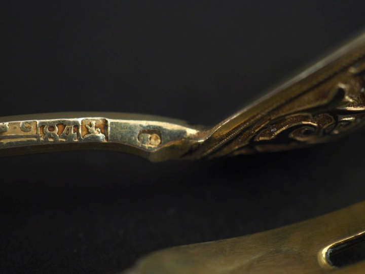 Ensemble comprenant :  - une cuillère en argent doré russe, à décor ni