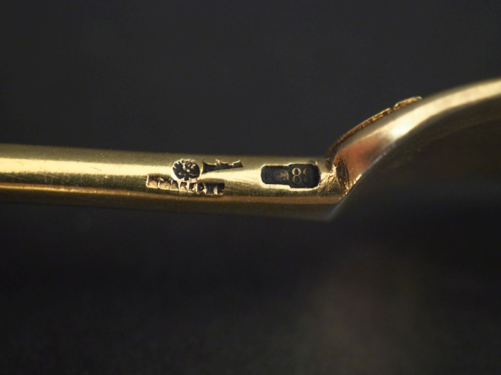 Ensemble comprenant :  - une cuillère en argent doré russe, à décor ni