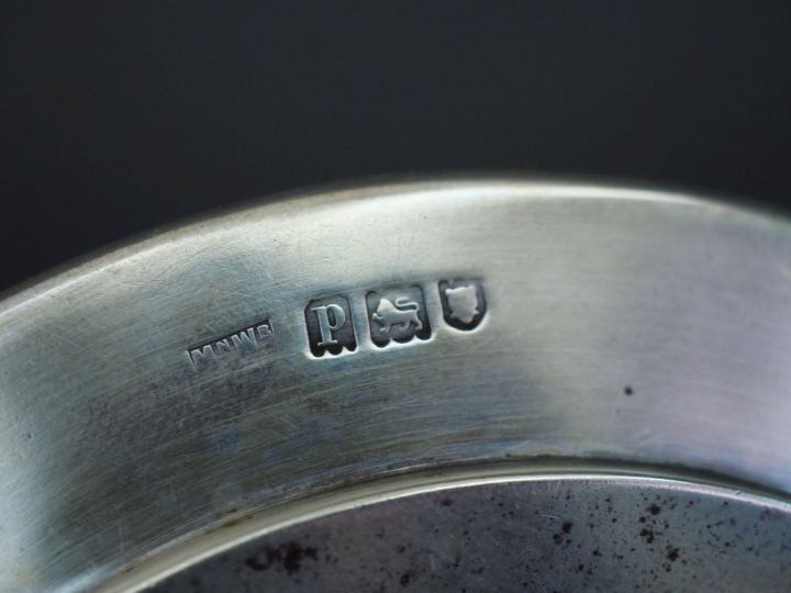 Dessous de bouteille en argent lisse anglais.  Diam. 12,8 cm Poids. 10