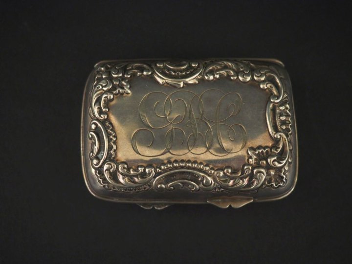 Boite rectangulaire de style Louis XV en argent anglais, à décor de ri