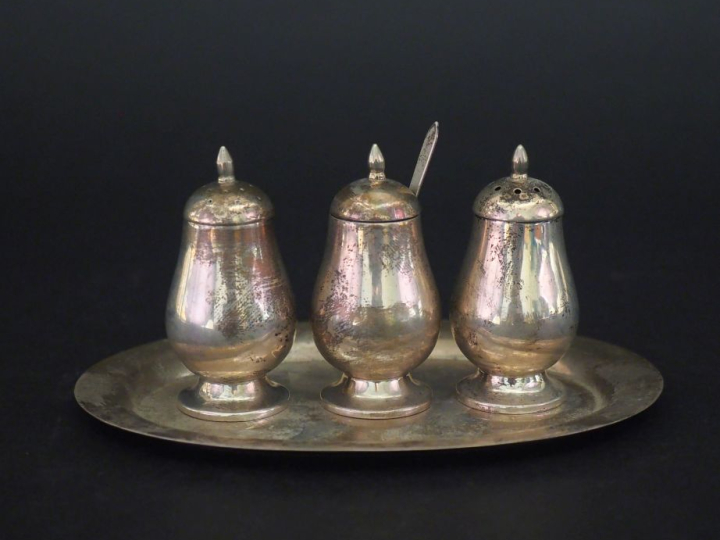Garniture de table en argent lisse anglais 925. Comprenant une salière