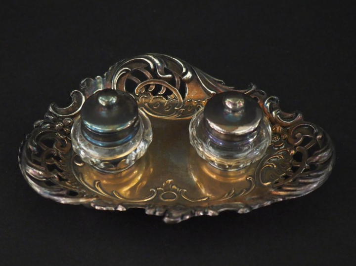 Garniture de table de style Louis XV en argent 900 et verre, à décor a