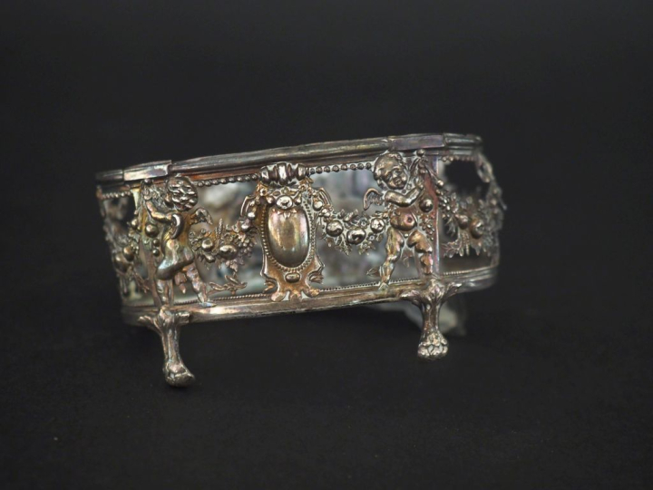 Garniture de table de style Louis XV en argent 900 et verre, à décor a