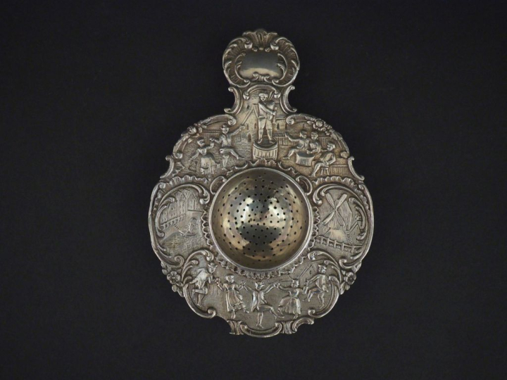 Passette à thé en argent étranger, à décor de personnages et scènes de