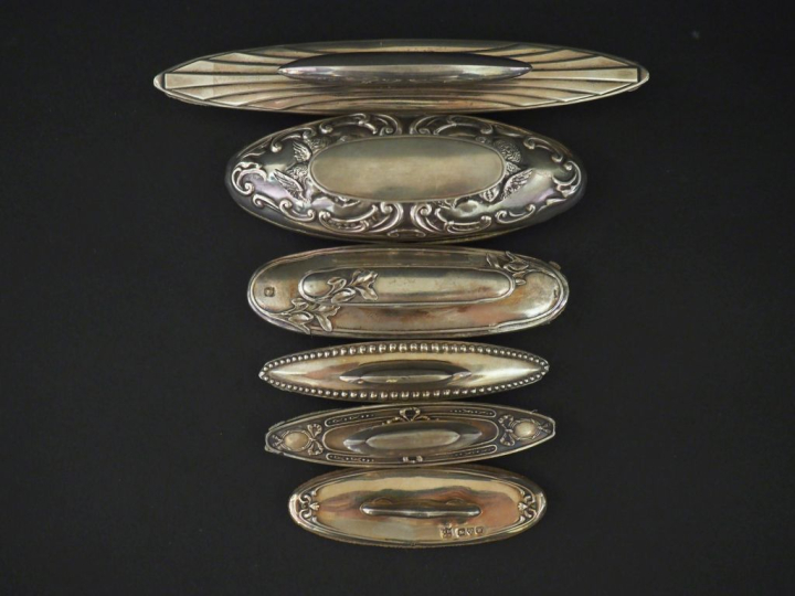 Ensemble comprenant quatre différents buvards, monture argent.  On y j