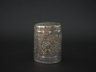 Vente aux enchères Boite cylindrique couverte en argent étranger 800, à décor de rinceaux