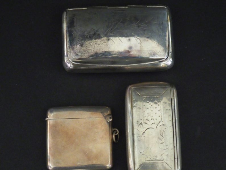 Ensemble comprenant :  - une boite à briquet en argent anglais.  4,5 x