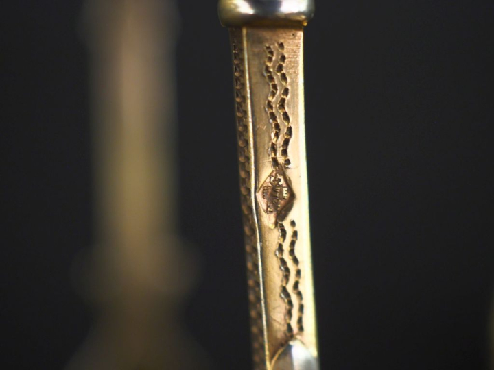 Suite de six cuillères à moka et pince à sucre en vermeil, le dos de l
