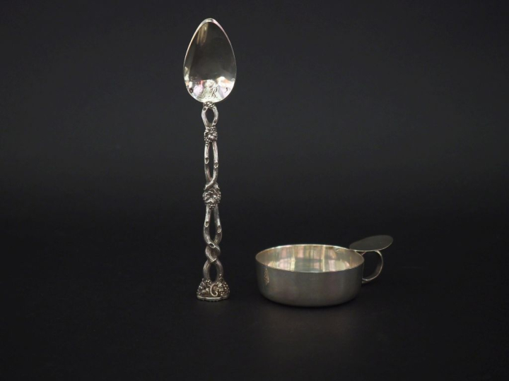 Taste vin en argent lisse 925, poinçon Minerve. H. 3,2 cm Long. 9,8 cm