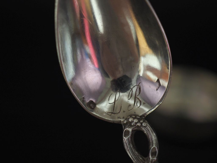 Taste vin en argent lisse 925, poinçon Minerve. H. 3,2 cm Long. 9,8 cm