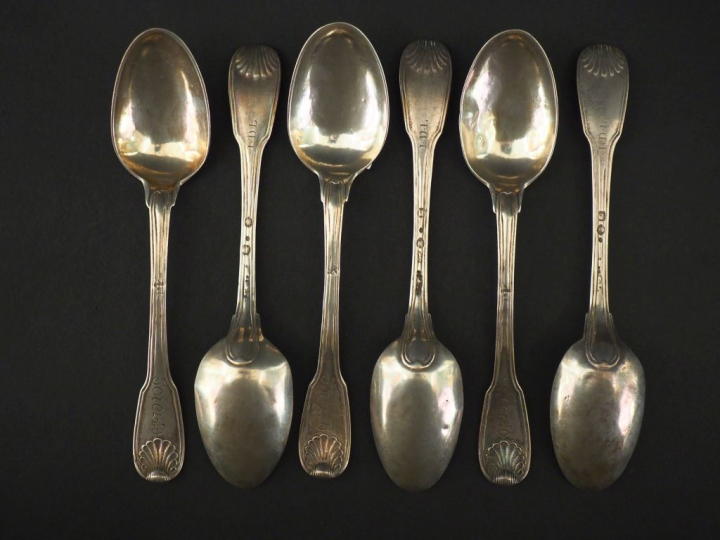 Suite de six petites cuillères de style Louis XV en argent, modèle à d