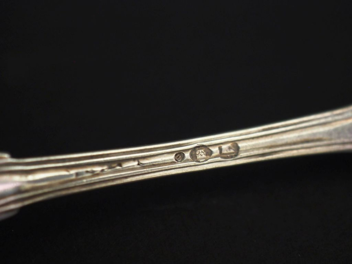 Suite de six petites cuillères de style Louis XV en argent, modèle à d
