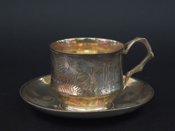 Tasse et sa sous-tasse en argent 925, poinçon Minerve, à décor gravé d