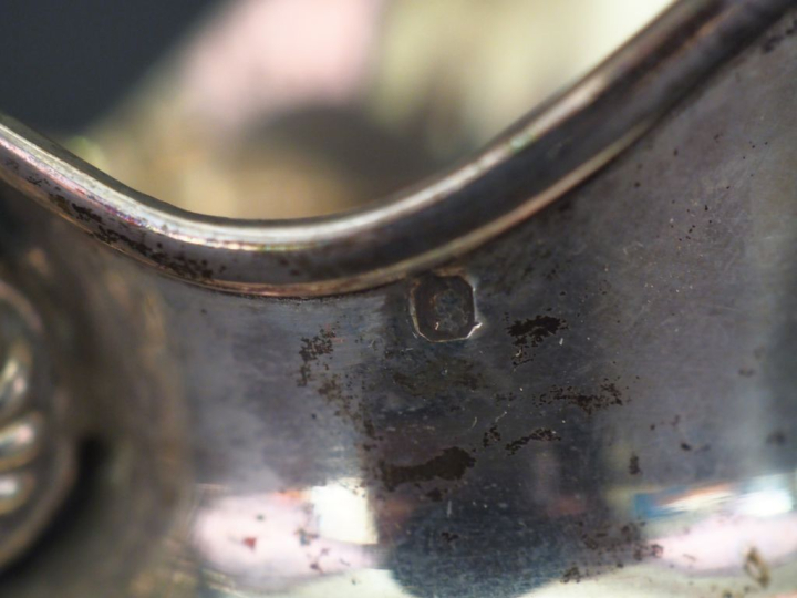 Pot à lait à fond plat en argent 925, poinçon Minerve, à décor d'une f