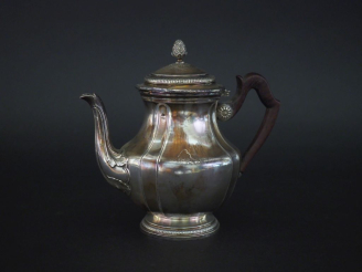 Vente aux enchères Petite théière à pans coupés sur piédouche de style Louis XVI en argen