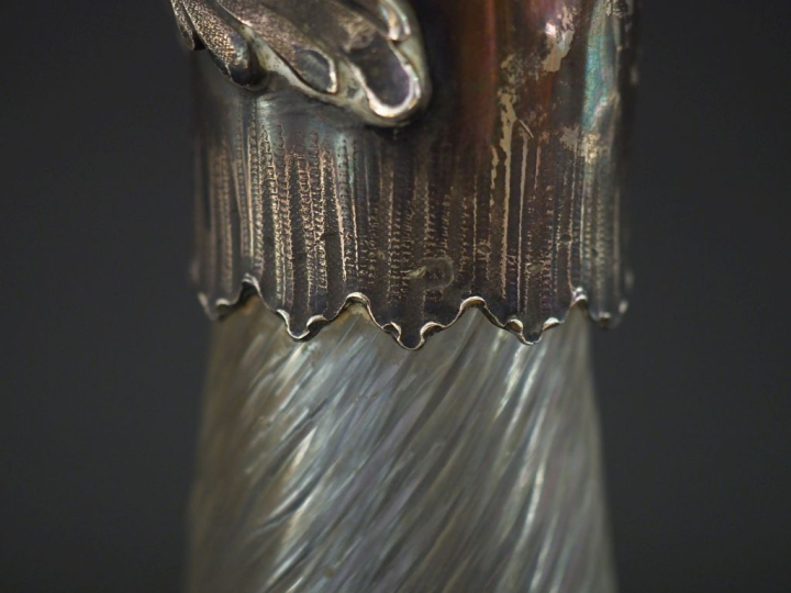 Aiguière de style Louis XV en cristal, à décor de cotes torses, montur