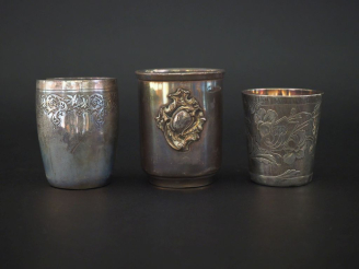 Vente aux enchères Ensemble comprenant :  - une timbale de style Louis XV en argent 925, 