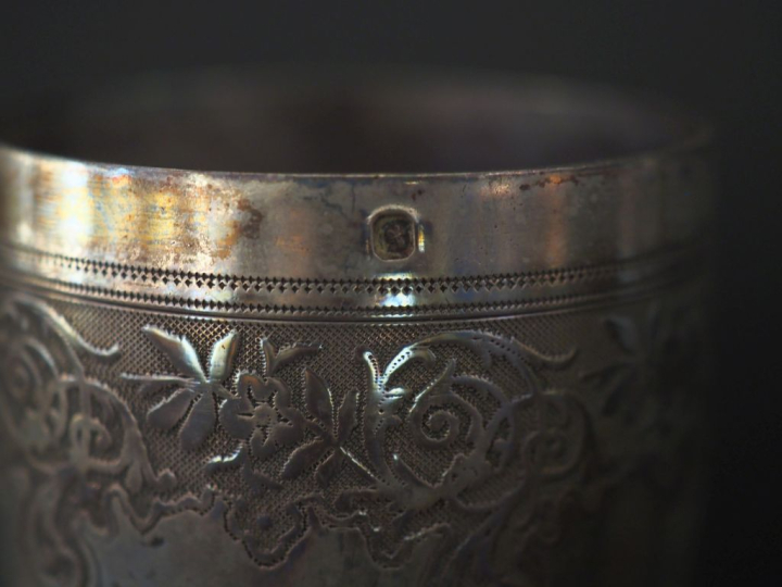Ensemble comprenant :  - une timbale de style Louis XV en argent 925, 