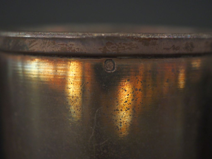 Ensemble comprenant :  - une timbale de style Louis XV en argent 925, 