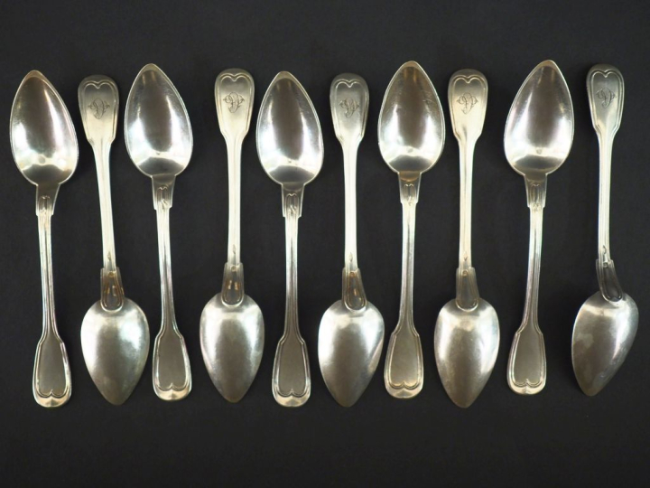 Suite de dix petites cuillères en argent 925, modèle à filet.  Monogra