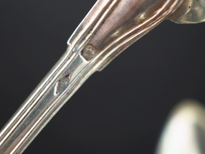 Suite de dix petites cuillères en argent 925, modèle à filet.  Monogra