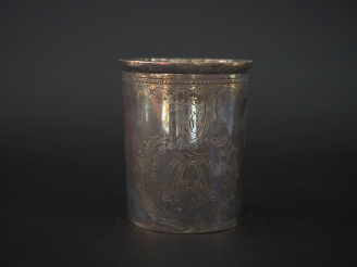 Vente aux enchères Chope en argent 925, poinçon Minerve, à décor d'une frise de feuilles 