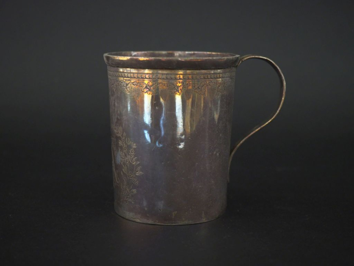 Chope en argent 925, poinçon Minerve, à décor d'une frise de feuilles 