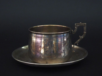 Vente aux enchères Tasse et sa sous-tasse en argent 925, poinçon Minerve, à décor strié e