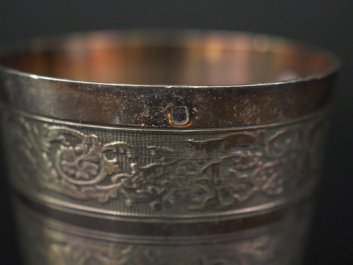Ensemble comprenant :  - une petite timbale en argent 925, poinçon Min