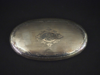 Vente aux enchères Boite ovale de style Louis XVI en argent 925, poinçon Minerve, à décor