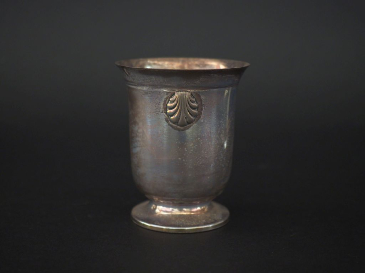 Timbale de forme évasée sur piédouche en argent 925, poinçon Minerve, 