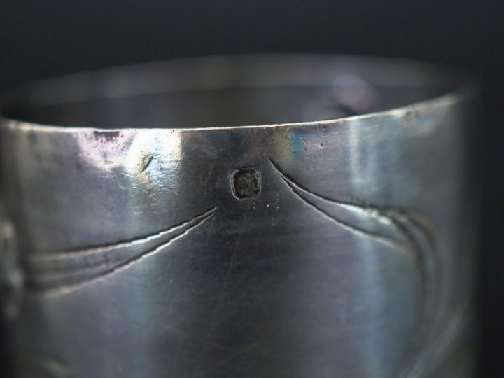 Ensemble comprenant :  - un rond de serviette en argent 925, poinçon M