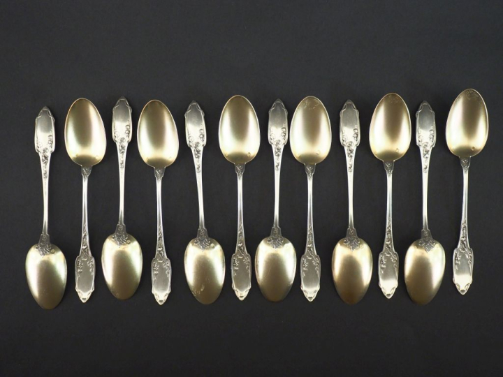 Suite de douze petites cuillères de Style Art Nouveau en argent et ver