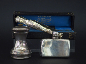 Vente aux enchères Ensemble comprenant :  - un poivrier de style Louis XVI en argent 925,