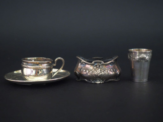 Vente aux enchères Ensemble comprenant :  - une petite tasse de style Louis XVI en argent