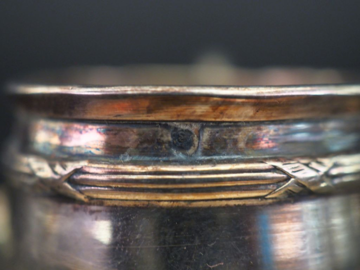 Ensemble comprenant :  - une petite tasse de style Louis XVI en argent