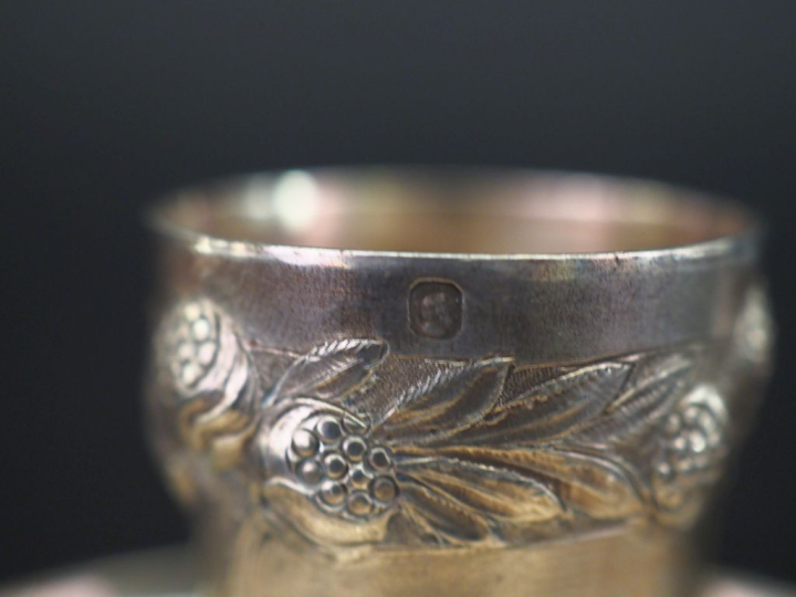 Ensemble comprenant :  - une petite tasse de style Louis XVI en argent