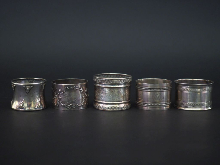 Ensemble comprenant :  - un rond de serviette en argent 925, poinçon M