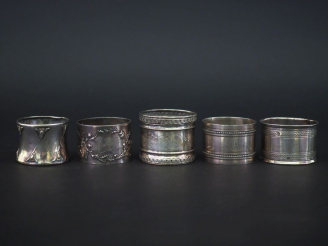 Vente aux enchères Ensemble comprenant :  - un rond de serviette en argent 925, poinçon M