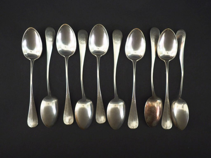 Suite de dix petites cuillères de style Louis XVI en argent 925, poinç
