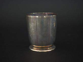 Vente aux enchères Timbale sur piédouche de style Art déco en argent 925, poinçon Minerve