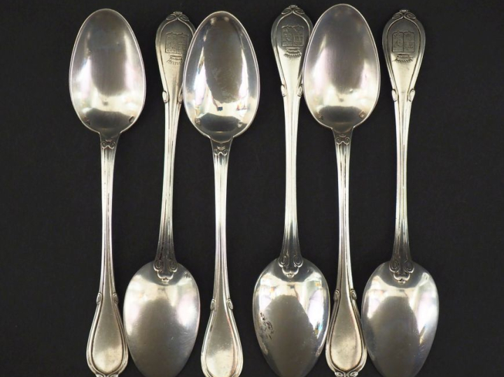 Suite de six petites cuillères en argent 925, poinçon Minerve, à décor