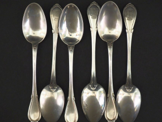 Vente aux enchères Suite de six petites cuillères en argent 925, poinçon Minerve, à décor