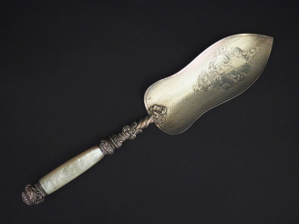 Vente aux enchères Pelle à tarte Napoléon III de style louis XV en argent 925, poinçon Mi
