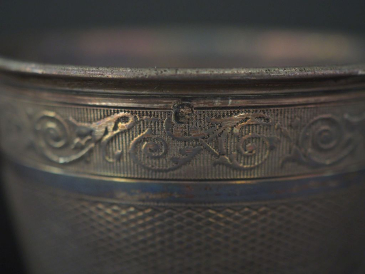 Ensemble comprenant :  - une timbale de style Louis XV en argent 925, 