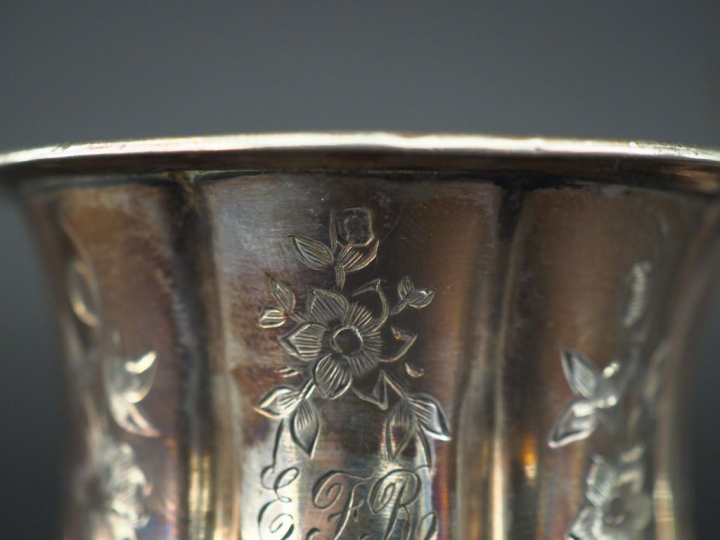 Ensemble comprenant :  - une timbale de style Louis XV en argent 925, 