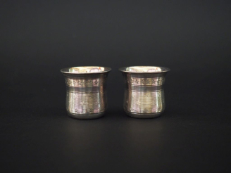 Vente aux enchères Christian DIOR,  Paire de verres à liqueur en argent 925, poinçon Mine
