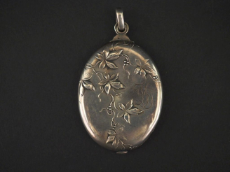 Vente aux enchères Ravissant pendentif ovale formant miroir de style Art Nouveau en argen