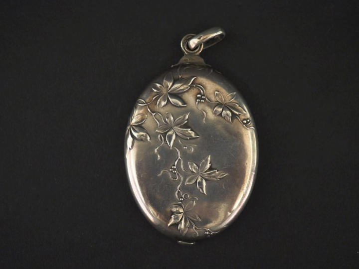 Ravissant pendentif ovale formant miroir de style Art Nouveau en argen