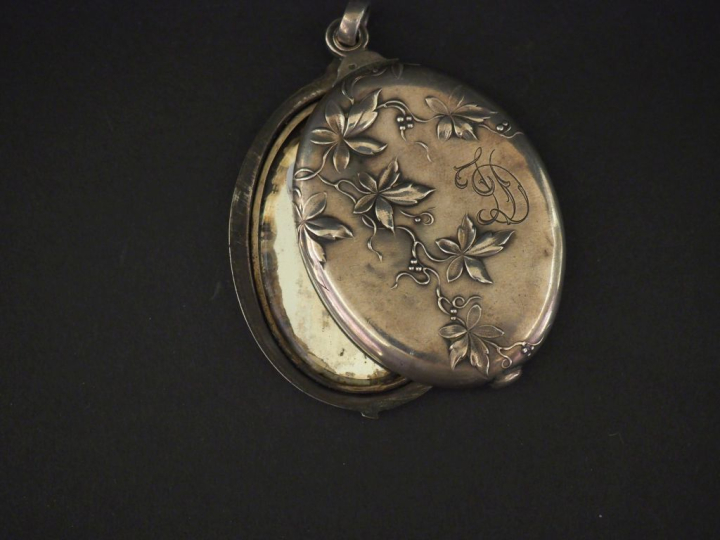 Ravissant pendentif ovale formant miroir de style Art Nouveau en argen